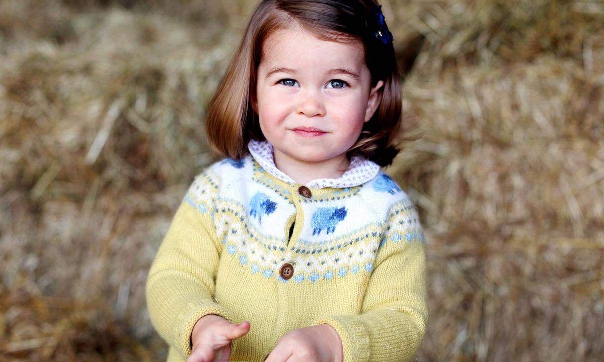 Das Haar artig gescheitelt, im gelben Strickjäckchen mit Schäfchen darauf, der Blick skeptisch: So präsentiert sich die britische Prinzessin Charlotte zu ihrem zweiten Geburtstag am 2. Mai. Der Kensington-Palast veröffentlichte ein neues Foto vom jüngsten Mitglied der Königsfamilie. "Der Herzog und die Herzogin freuen sich, dieses Bild anlässlich des zweiten Geburtstags von Prinzessin Charlotte zu teilen", hieß es in einer Mitteilung des Palasts. Das Paar, das am vergangenen Samstag seinen sechsten Hochzeitstag feierte, bedanke sich für die "liebevollen Botschaften". Gemacht hat das Foto Herzogin Kate persönlich in der ostenglischen Grafschaft Norfolk, wo die Familie noch bis zum Sommer ihren Lebensmittelpunkt hat, hieß es in der Mitteilung.