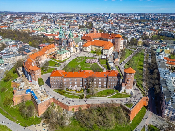 Das historische Rathaus in Breslau, das königliche Schloss Wawel in Krakau und das Restaurant Kogel Mogel stehen für die Geschichte und Gastfreundschaft Polens.
