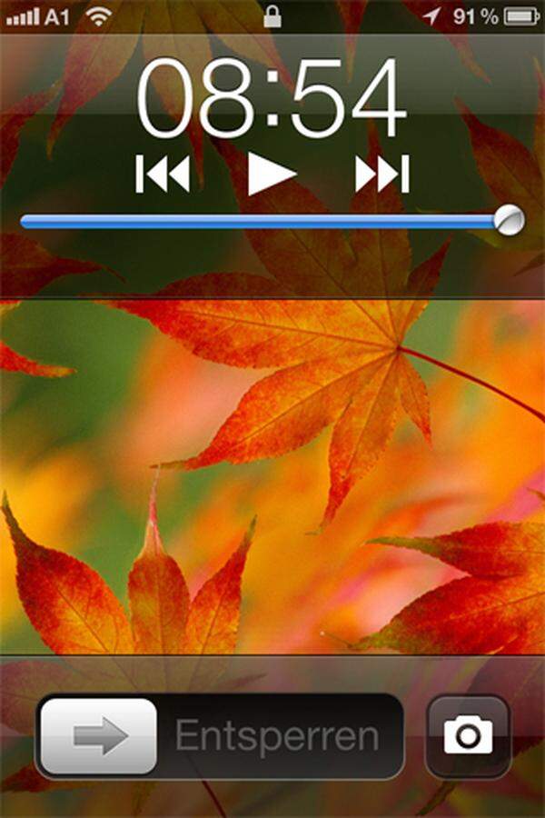 Apple hat sich in iOS 5 außerdem darum gekümmert, dass der Zugriff auf die Kamera einfacher und schneller ist. Am Lock-Screen gibt es einen direkten Shortcut und der "Lauter"-Knopf am Gehäuse dient als Auslöser. Der Shortcut erscheint, wenn bei deaktiviertem Bildschirm doppelt auf den Home-Button geklickt wird.
