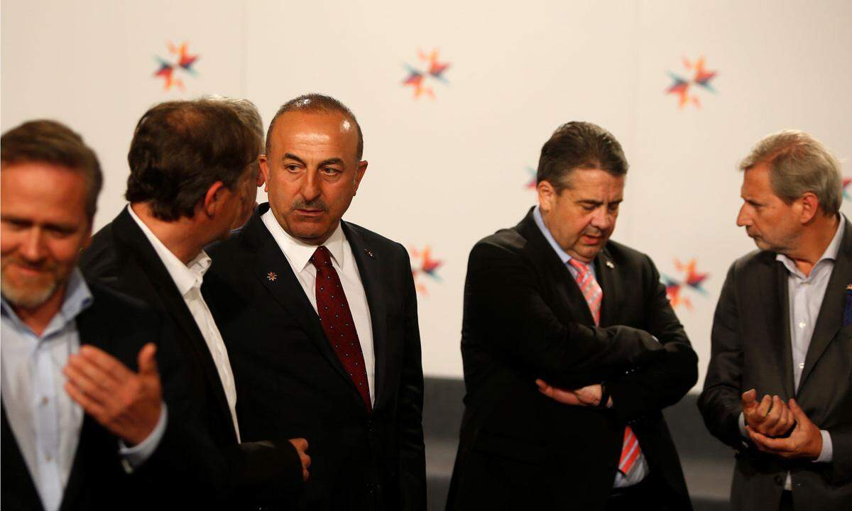 Der türkische Außenminister (3. v. l.) spricht mit seinem slowenischen Amtskollegen Karl Erjavec (2. v. l.) und Deutschlands Außenminister Sigmar Gabriel (4.v.l.) spricht mit EU-Erweiterungskommissar Johannes Hahn (r.) 