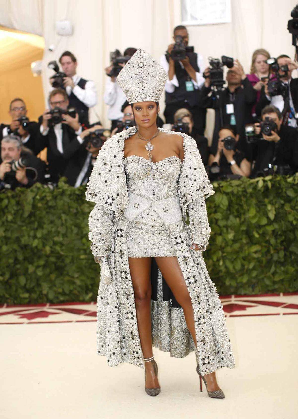 Fashion-Ikone Rihanna darf natürlich nicht fehlen. Sie hat ihr Kosmetikimperium Fenty weiter aufgebaut und mit ihrer Dessous-Kollektion Erfolge eingefahren. Das Kleid von Saint Laurent, das sie zu ihrem 30. Geburtstag trug, war danach weltweit ausverkauft.