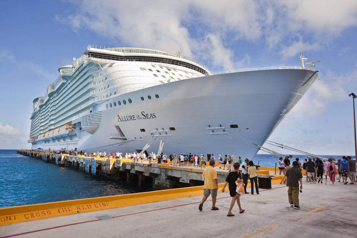 Mit Platz für 6300 Passagiere und 2100 Besatzungsmitgliedern galt die Allure of the Seas der Royal Caribbean Reederei sechs Jahre lang als größtes Kreuzfahrtschiff der Welt. Den Titel übernahm im Anschluss die Harmony of the Seas.