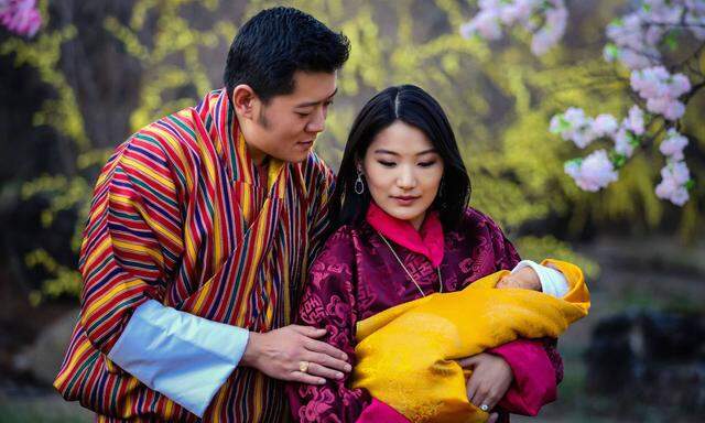 Kronprinz Jigme Namgyel Wangchuck mit seinen Eltern im Februar 2016