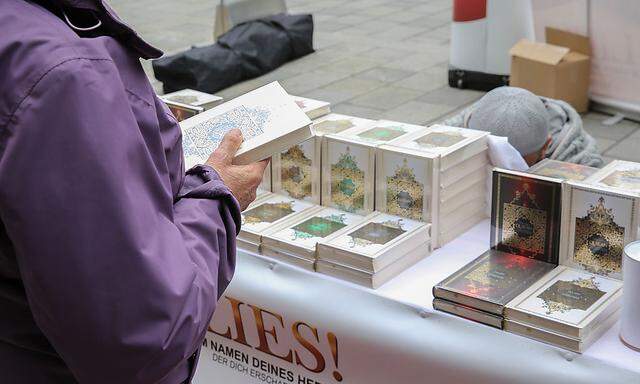 Mariahilfer Straße: Der Koran liegt stapelweise zur Verteilung bereit.