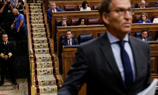Der Konservative Feijóo scheitert im Parlament. Im Hintergrund wartet Sozialdemokrat Sánchez auf seine neue Chance.