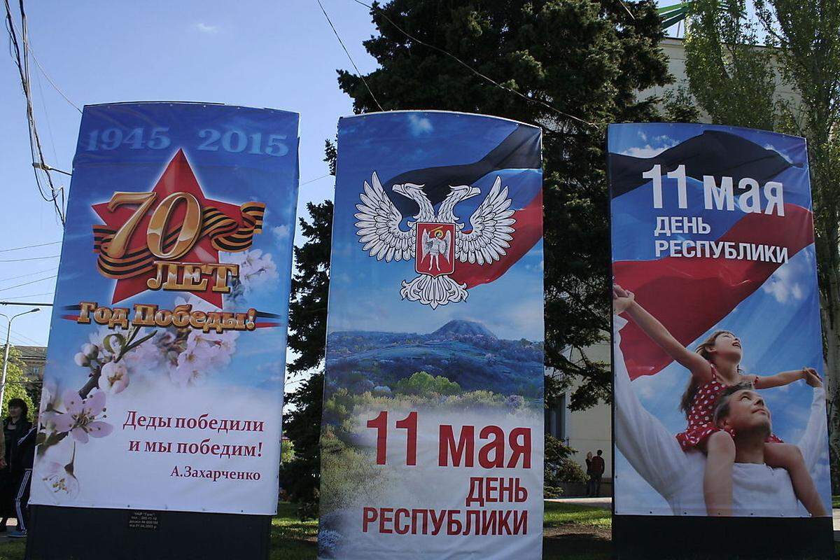 Heuer findet auch eine Militärparade statt, mit der die Separatisten gegenüber Kiew Stärke zeigen wollen. Das Bild zeigt Plakate für den "Tag des Sieges" und den "Tag der Republik" am 11. Mai, an dem im vergangenen Jahr das umstrittene Referendum über den Status der Separatistengebiete abgehalten wurde. Auf dem linken Plakat wird Alexander Sachartschenko, "Präsident" und Oberbefehlshaber der separatistischen Streitkräfte, zitiert: "Unsere Großväter siegten, und wir werden siegen."