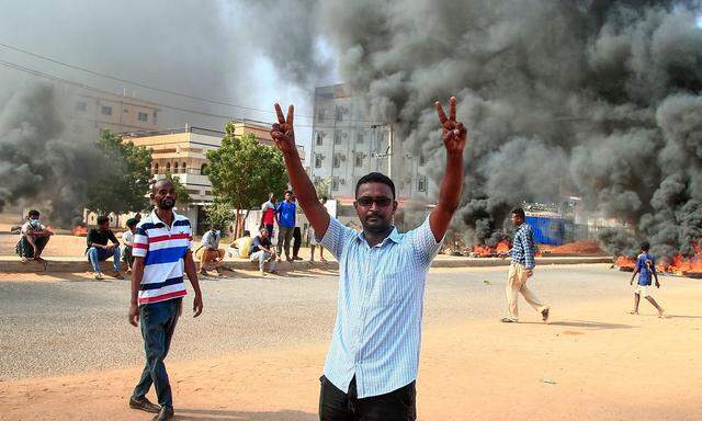 Menschen auf den Straßen in der Hauptstadt Khartoum.