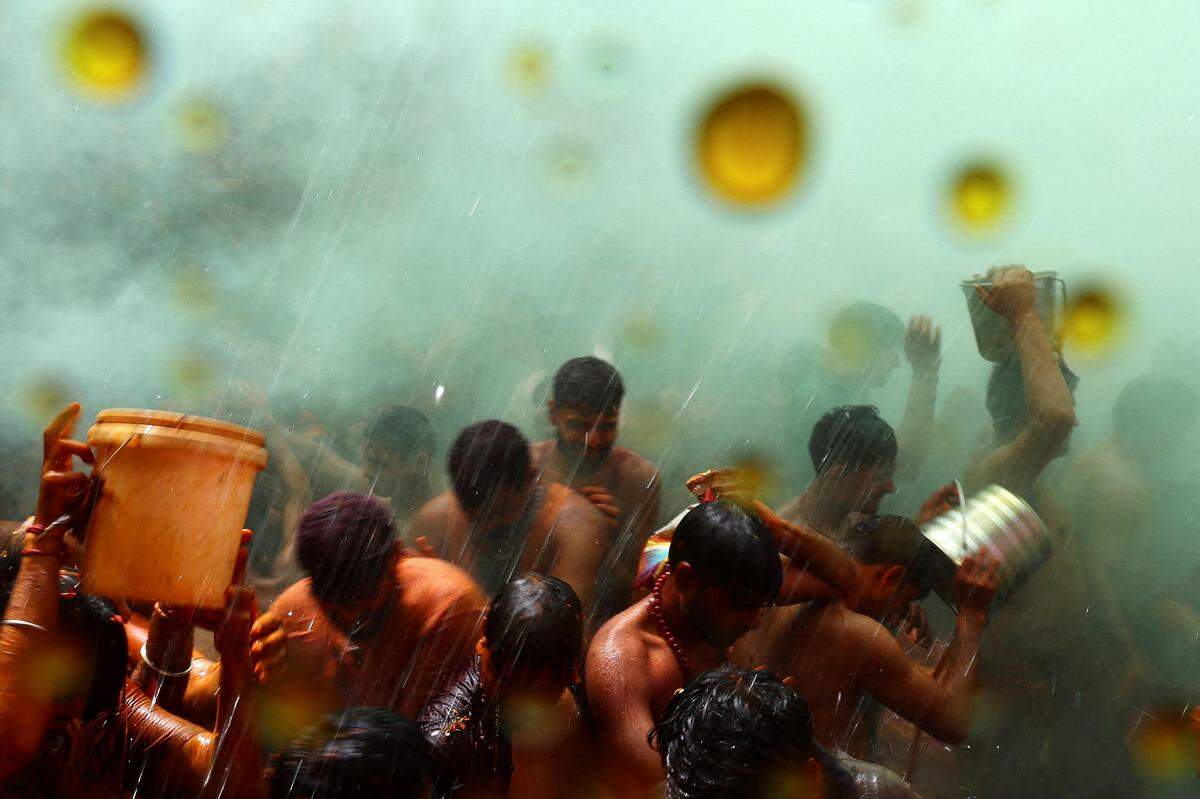 26. März. Am Tag nach dem Holi-Fest wird im Daunji Tempel in der nordindischen Stadt Mathura das Spiel Huranga gespielt.   