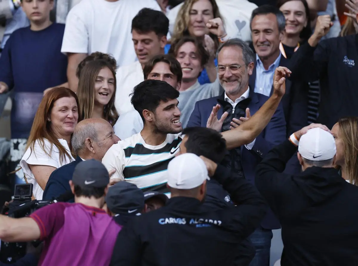 The bath in the crowd. 