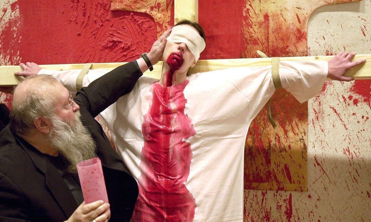 Nitsch 2003 während einer Blut-Performance in der Frankfurter Kunsthalle Schirn