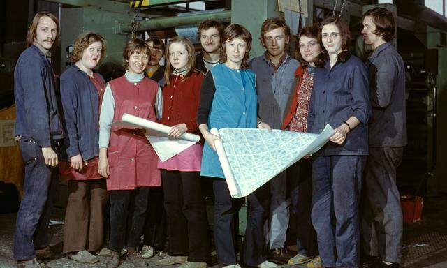 Eine sogenannte Arbeitsbrigade im Jahr 1974: Die Wirtschaftskraft der DDR-Betriebe wurde nach dem Mauerfall zunächst überschätzt.