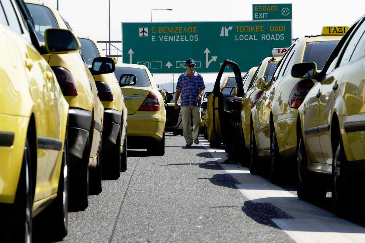 Auch der Zugang zum Flughafen von Athen wurde blockiert, Fluggäste mussten auf die Stadtbahn zum Flughafen ausweichen. "Der einzige griechische Wirtschaftsbereich, der noch blüht wird tödlich getroffen", beschwerte sich ein Reisender im Fernsehsender NET.