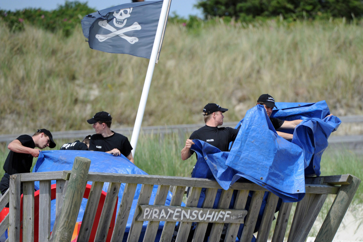 Der Zehnjährige wurde unmittelbar beim "Piratenschiff" eines Abenteuerspielplatzes in der Nähe des Strandes und der Dünen gefunden, wo er auch zuletzt gesehen worden war.