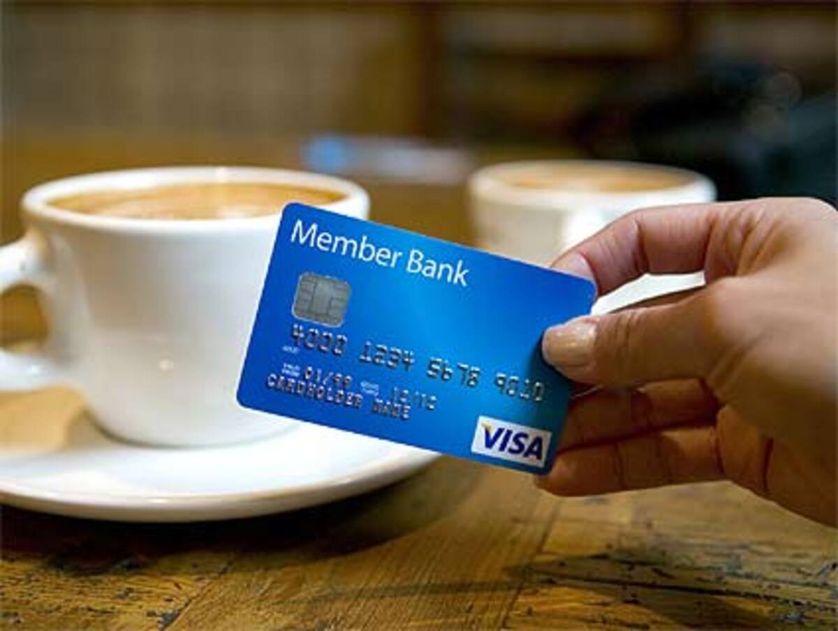 Auch "New York Times"-Journalist Joe Nocera will nicht so recht an den Katzenjammer glauben. Sein Fazit:"In guten Zeiten symbolisieren Kreditkarten die Freuden der Konsum-Kultur, in schlechten Zeiten die Gefahren derselben Kultur. Wir werden nie aufhören, eine innerliche Zerrissenheit zu empfinden. Das mag auch der Grund sein, warum Kreditkarten niemals der Domino-Stein sein werden, der fällt".