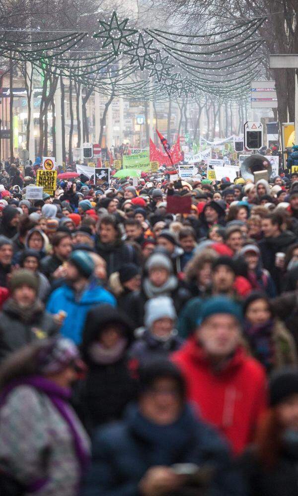 Der Demonstrationszug reichte über die gesamte Innere Mariahilfer Straße.