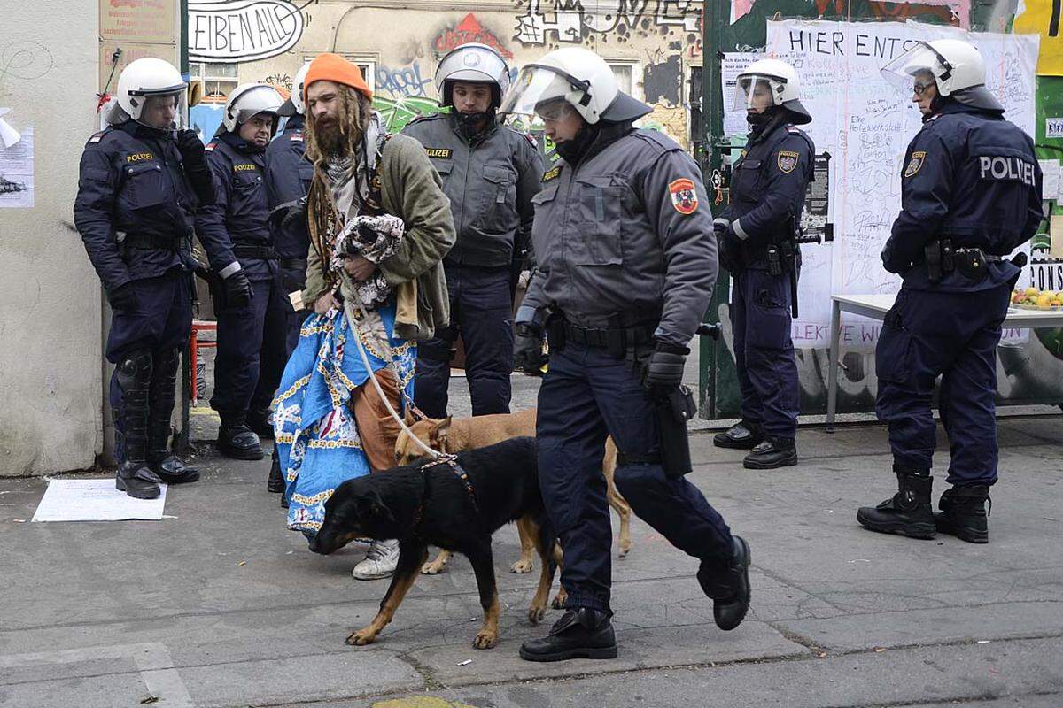 Die Besetzer ließen sich meist widerstandslos abführen. Die Polizei wollte ihre Daten aufnehmen und sie dann laufen lassen.