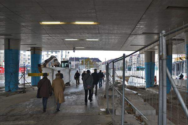 Unter der Bahn, parallel zur Laxenburger Straße, geht es schließlich ...