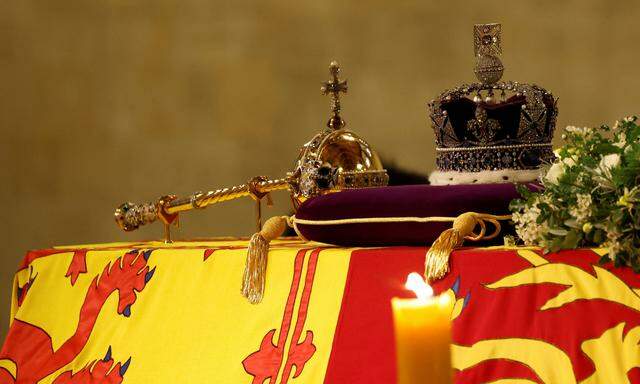 Die "Imperial State Crown" ruht bei den Trauerfeierlichkeiten auf dem Sarg der Queen. 
