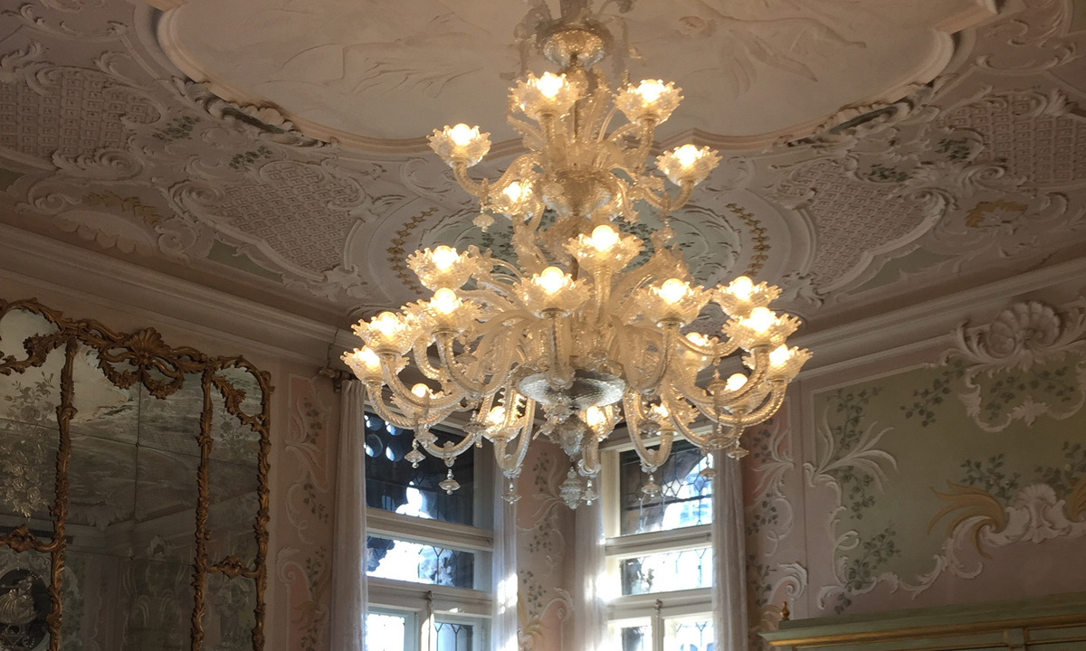Die Königsklasse: Königssuite mit Stuckdecke und Muranoluster.