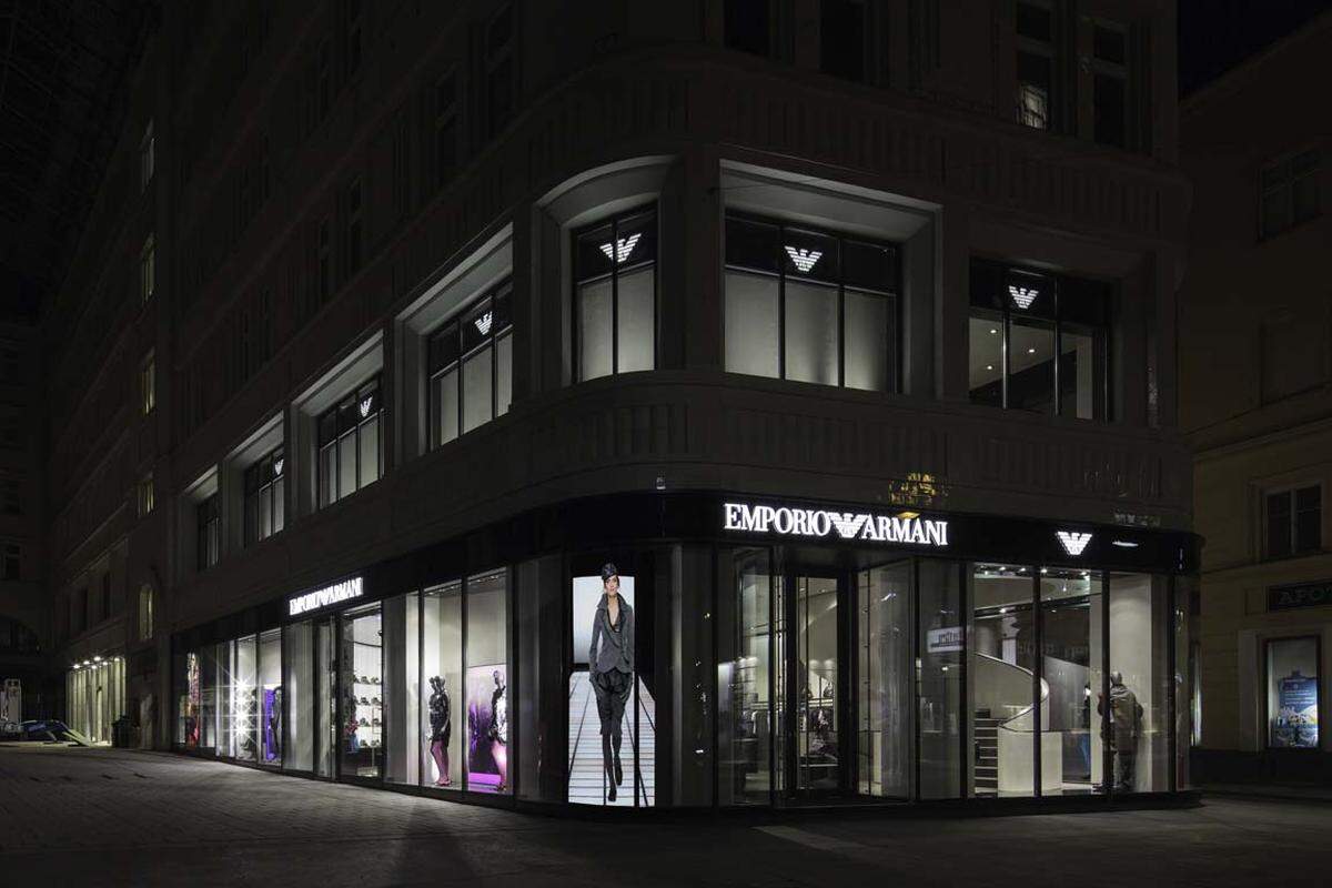Das Geschäft bietet neben der kompletten Kollektion von Emporio Armani für Damen und Herren, die AJ Armani Jeans Linie, Emporio Armani Underwear sowie ein ausgewähltes Sortiment an Accessoires mit Emporio Armani Uhren, Sonnenbrillen und Schmuck an.