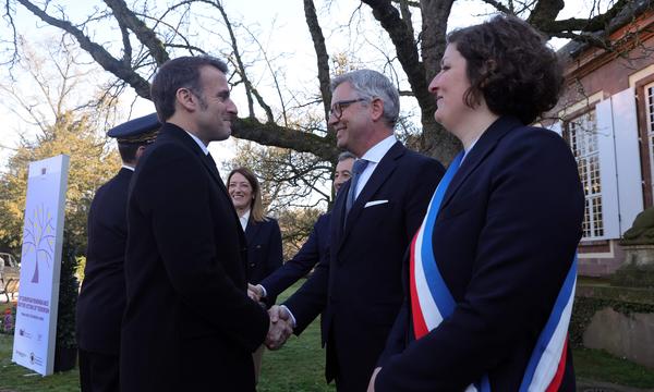 Innenkommissar Brunner nahm am Dienstag in Straßburg auch an einem Gedenken für die Opfer von Terrorismus mit Frankreichs Präsident Emmanuel Macron teil. 