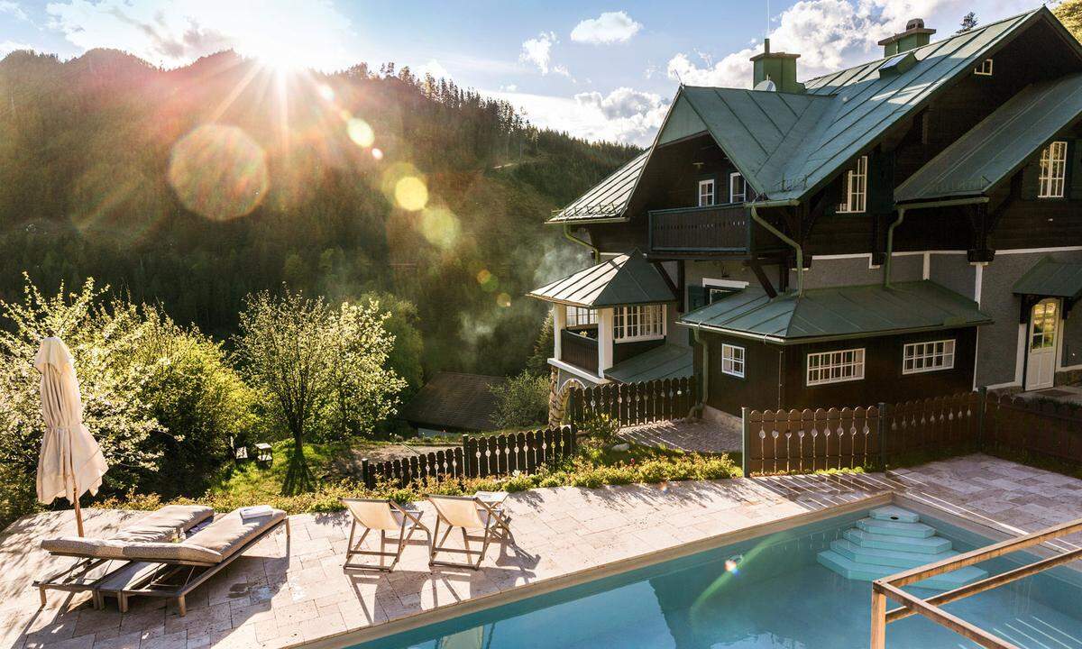 Einige Häuser am Semmering verstrahlen noch den Glanz der Sommerfrische- und Kur-Tradition um die Wende zum 20. Jahrhundert. Die Villa Antoinette ist eine davon – ein schön in Stand gehaltenes und zugleich modern adaptiertes (W-Lan, Heimkino, Fußbodenheizung, hochwertige Matratzen) Objekt, in der sich Aura halten konnte: Manches Möbelstück steht seit 1912 an seinem Platz. Ausgestattet ist die Villla mit einer Suite und mehreren Zimmern, einer Landhausküche, einem Wohnsalon sowie Lesezimmer. Früher in Funktion einer noblen Jausenstation, steht das Haus direkt am Wandrand – nur einen Schritt, und man ist draußen in der Natur. Für den Fall, dass man lieber drinnen entspannt, gibt es ein Badehaus mit Sauna, Dampfbad und Tauchbecken. Falls es nicht schon zu frisch ist, wartet ein Schwimmbad. Die Villa Antoinette wird als Ganzes vermietet, Gäste nutzen sie für Ferien und private Events ebenso wie für Firmenklausuren. www.villa-antoinette.at