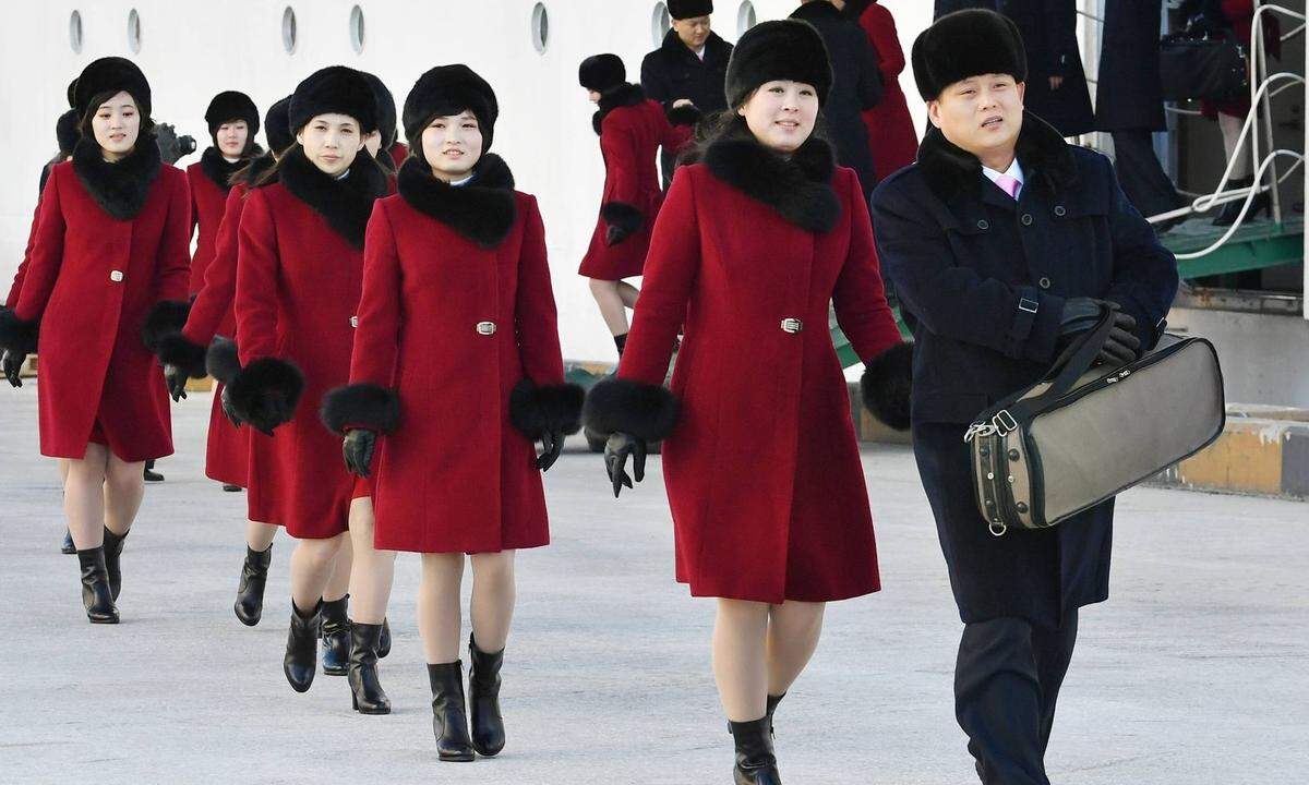 Einen Tag nach einer Künstler-Delegation sind 229 Cheerleader aus Nordkorea anlässlich der Olympischen Winterspiele nach Südkorea gereist. Sie überquerten die Grenze zwischen den verfeindeten Staaten am Mittwoch als Teil einer 280-köpfigen Delegation, zu der auch Kim Yo-jong, die Schwester des nordkoreanischen Machthabers Kim Jong-un zählte.  