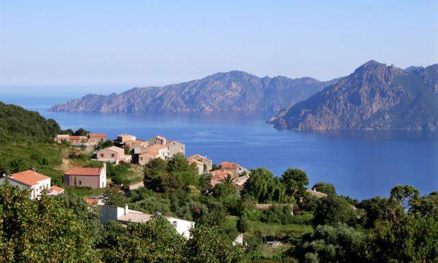 Steigung. Für ein Badeurlaubseiland ist Korsika außer­ordentlich gebirgig.