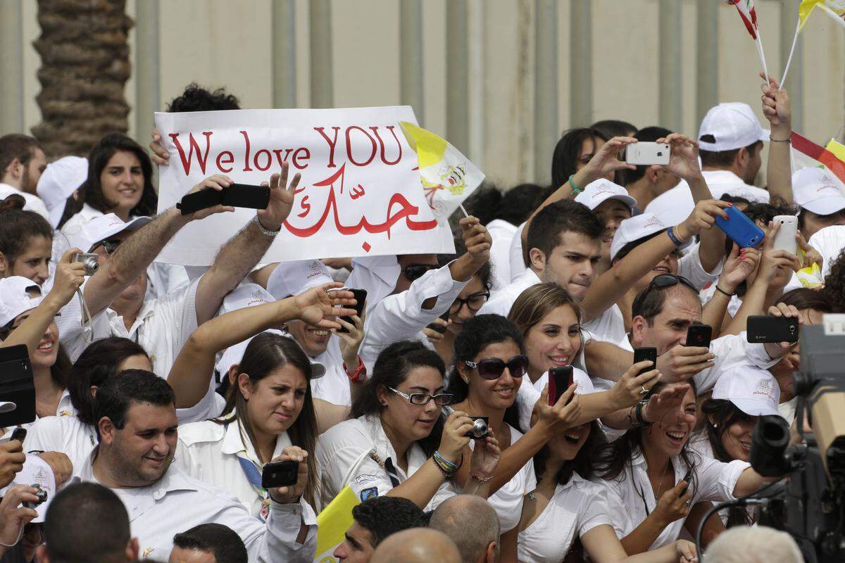 Viele Christen begrüßten den Pontifex mit Plakaten und weiß-gelben Accessoires im Libanon.