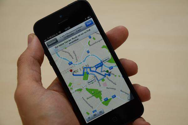 Siri dient auch als Navigationshilfe und sagt bei erfolgreicher Routenfindung die nächsten Abzweigungen an.