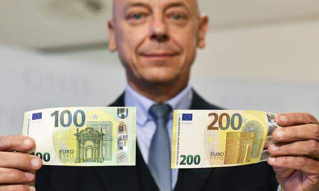 PRAeSENTATION DER NEUEN '100-UND 200 EURO BANKNOTEN': PRIBIL