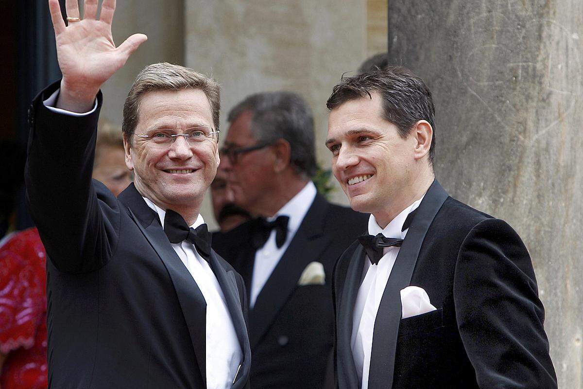 Gut gelaunt präsentierte sich der deutsche Außenminister Guido Westerwelle.Im Bild: Westerwelle mit seinem Partner Michael Mronz.
