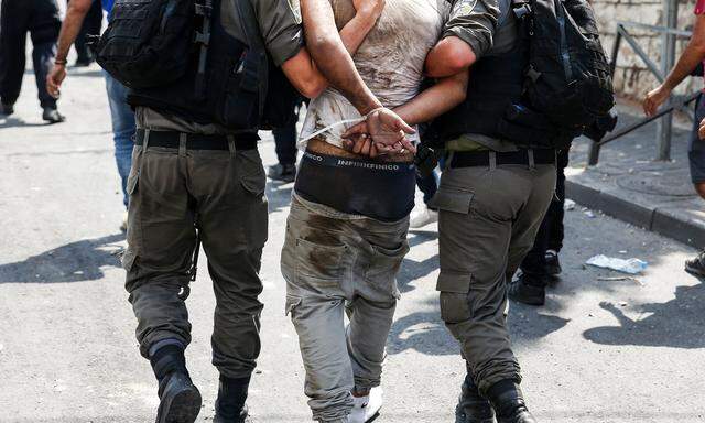 Israelische Sicherheitskräfte führen einen palästinensischen Demonstranten in Jerusalems historischem Stadtzentrum ab. 