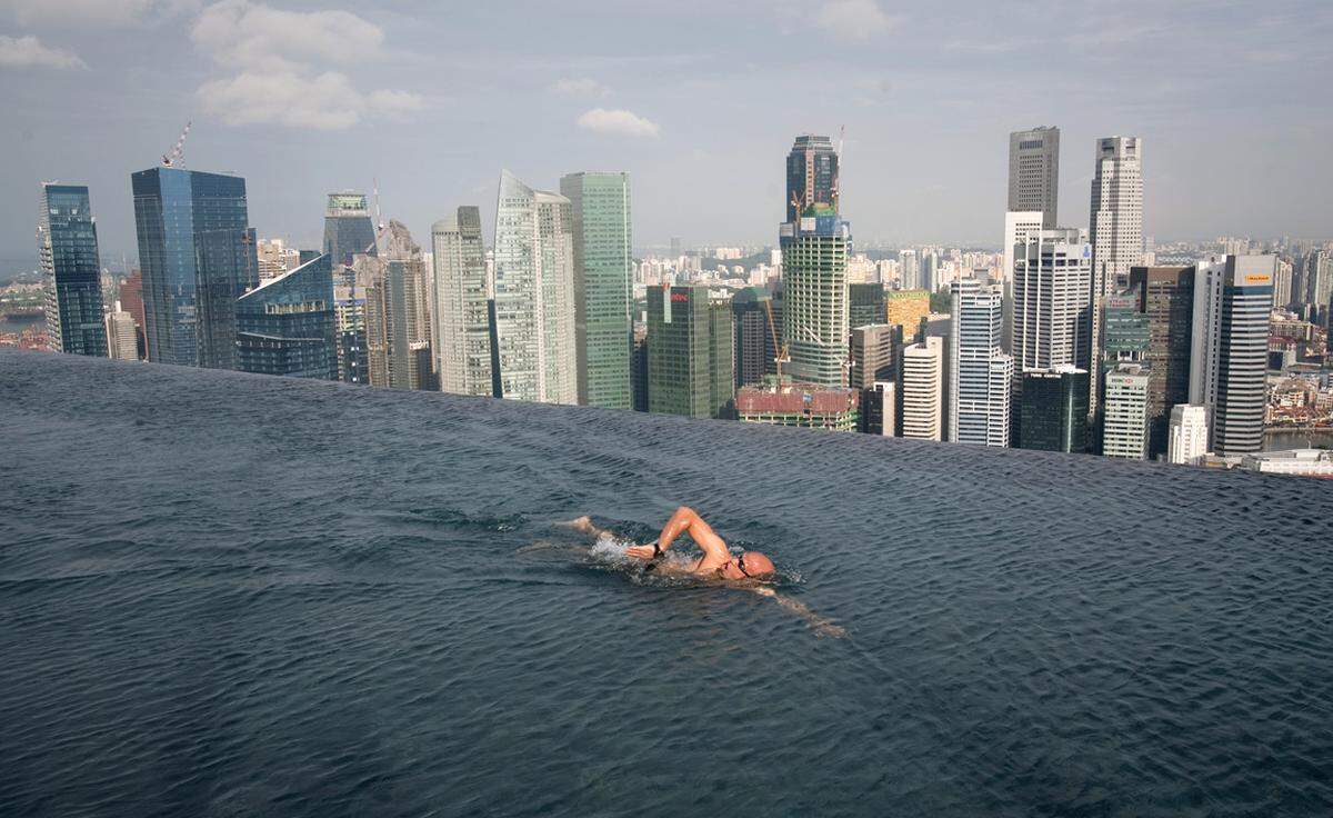 Im 55. Stockwert ist der Infinity Pool in Singapur gelegen, was beim Schwimmen für eine tolle Aussicht sorgt.