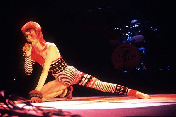 Mit "Hunky Dory", "The Rise And The Fall Of Ziggy Stardust" sowie "Aladdin Sane" wurde Bowie zur Speerspitze des schrillen Glam-Rocks, der ironisch mit Geschlechterklischees spielte. Zu seinen Kunstfiguren gehörten neben Ziggy Stardust auch The Thin White Duke (auf "Station to Station", 1976).