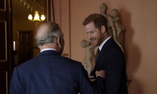 Prinz Harry mit seinem Vater König Charles