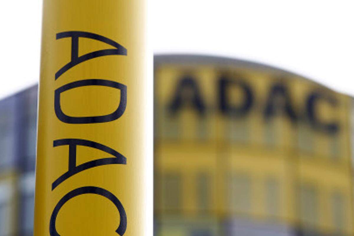 Im Februar 2014 wurde dem ADAC von der Öffentlichkeit vorgeworfen, dass seit Jahren beim Autopreis "Gelber Engel" die Wahl zum Lieblingsauto der Deutschen manipuliert worden war. Zudem tauchten Unklarheiten zu Reifentests auf, die gemeinsam mit der Stiftung Warentest durchgeführt wurden. Beiden Organisationen wurde vorgeworfen, dass den überprüften Reifenherstellern Modelle, Testverfahren und Standards bereits vorher bekannt waren.