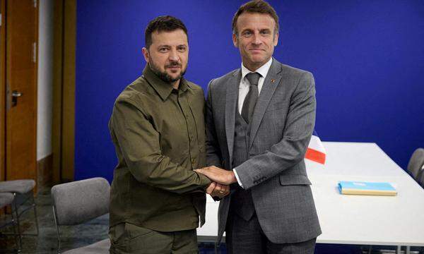 Der ukrainische Staatschef Selenskij mit dem französischen Präsidenten Emmanuel Macron.
