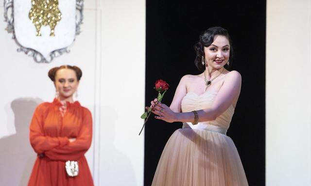 Entdeckung des Abends: die russische Koloratursopranistin Ilona Revolskaya als Cunegonde.