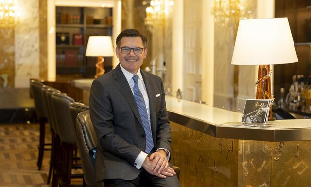 General Manager Mario Habicher an der Lobby-Bar des Hotels Imperial.