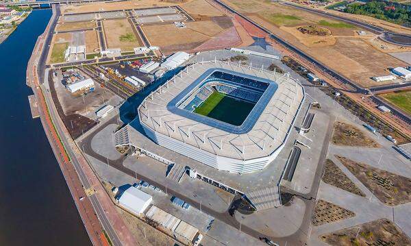 Die kleinste Spielstätte der WM mit einer Kapazität von 35.212 Plätzen ist das Kaliningrad-Stadion. Es ist ebenfalls ein Neubau und wird vier Gruppenspiele austragen. Kaliningrad liegt nicht auf russischem Festland, sondern auf der Enklave Russlands zwischen Litauen und Polen. Es ist somit der westlichste Austragungsort der WM.