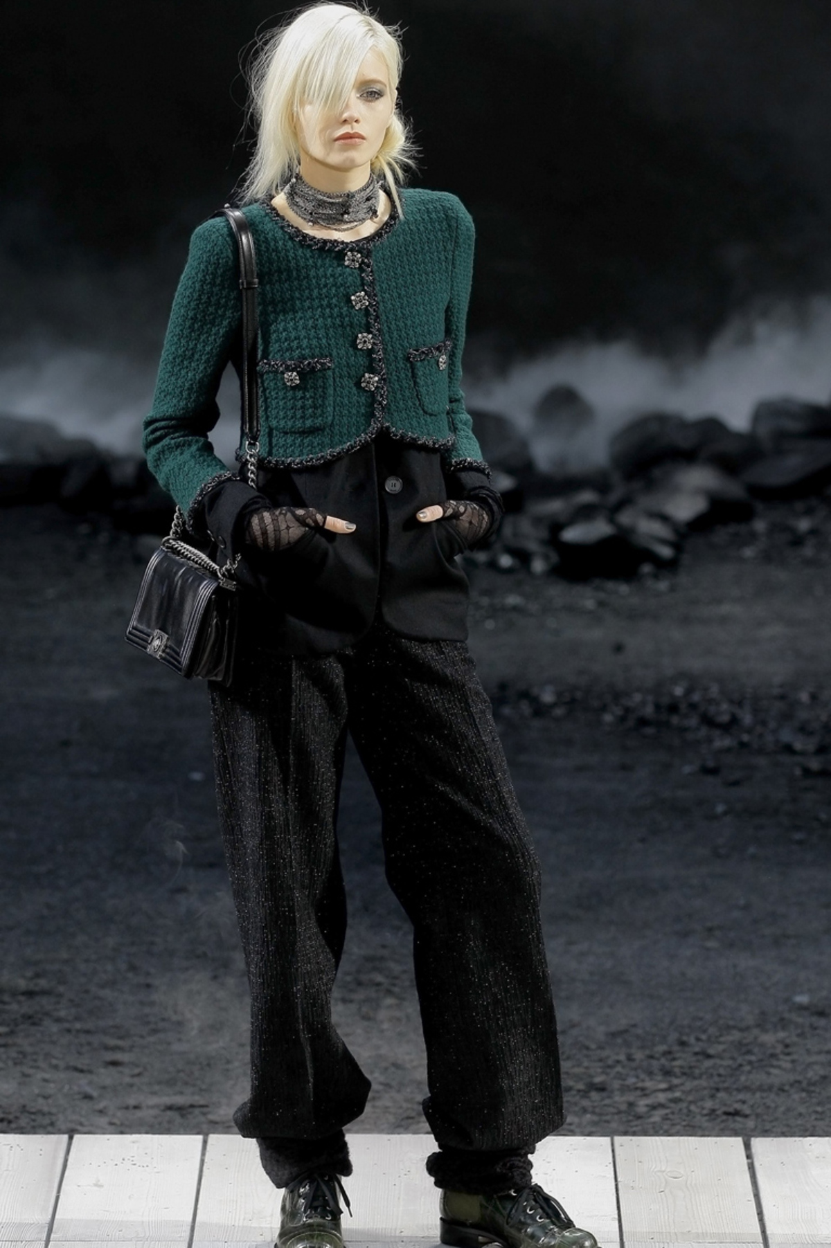 Lagerfeld schaffte mit seiner Chanel HW11/12 Kollektion ein düsteres Bild der Hoffnungslosigkeit und Depression. Die Models defilierten in einer Staubwolke.