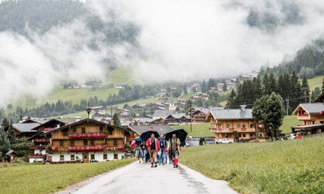 Die Teilnehmer des "Talk auf der Alm" mussten in diesem Jahr im Regen von Alpach auf die Zirmalm wandern.