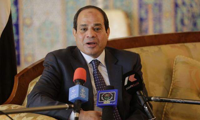 Egypt´s President Abdel Fattah al-Sisi answers a question from the media upon his arrival at Algiers airport
