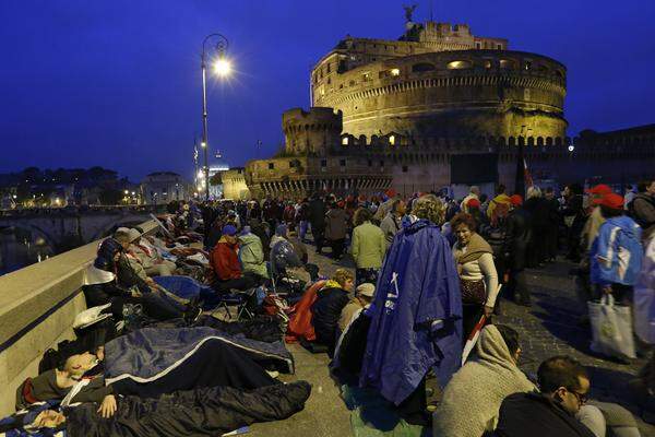 Schon in der Nacht auf Sonntag übernachteten zahlreiche Pilger auf den Plätzen Roms.