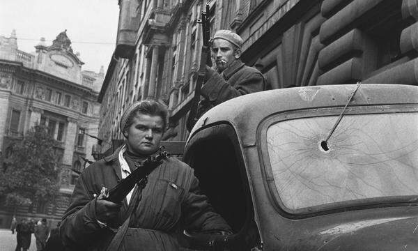 Bewaffnete ungarische Aufständische in Budapest im Oktober 1956. Sie fanden reale und ideelle Hilfe durch den österreichischen Nachbarn. 