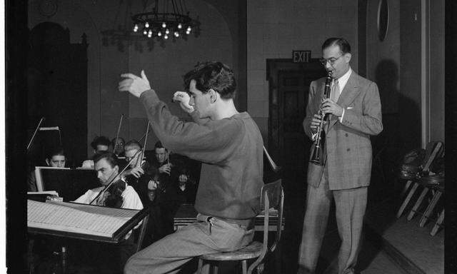 Benny Goodman und Leonard Bernstein bei einer Probe mit dem New York City Symphony Orchestra (1946).  