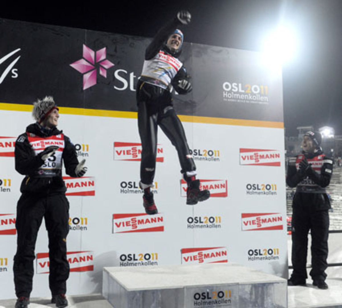 Danach fällt Schlierenzauer aber in ein Leistungsloch: Fast ein Jahr bleibt er ohne Weltcupsieg. Erst Mitte Februar in Vikersund siegt er wieder - und das gleich doppelt. Und bei der WM in Oslo demonstriert er seine steigende Form: Nach Gold mit dem Team siegt Schlierenzauer auch auf der Großschanze - und gewinnt sein erstes WM-Einzelgold.