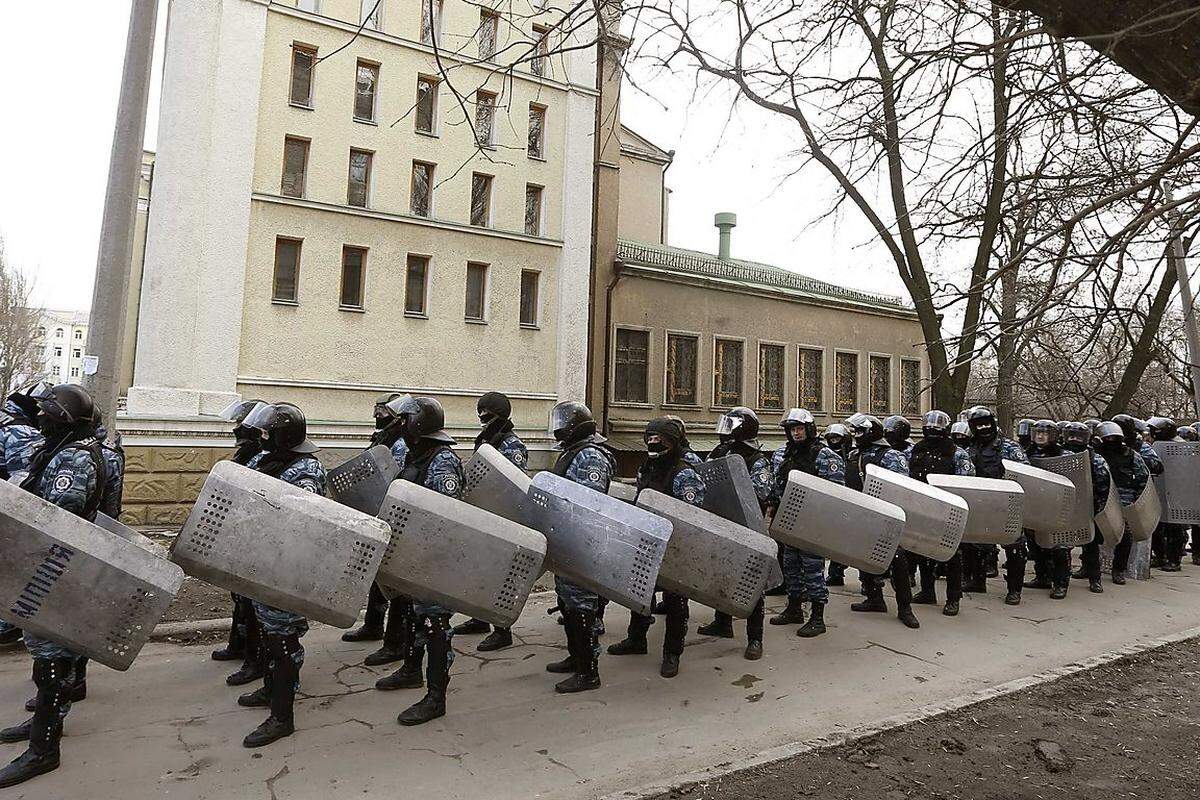 Angehörige der Sondereinheit Berkut - auch sie hat sich den neuen Machthabern untergeordnet - stehen bereit, Janukowitsch-Anhänger und -Gegner zu trennen.