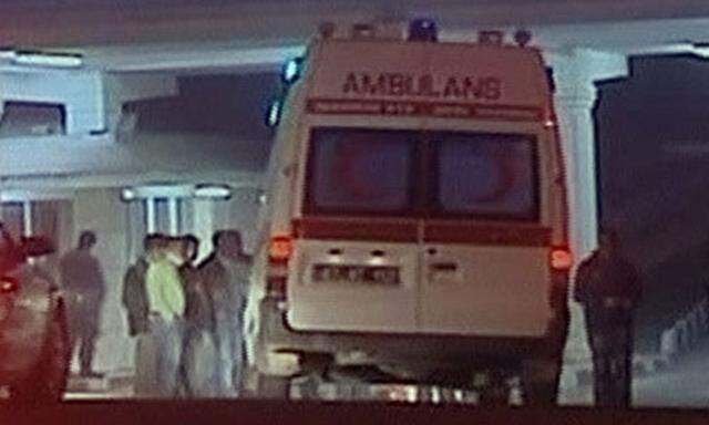 In Krankenwagen wurden die Leichen und Verletzten nach Mardin gebracht.